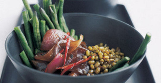 Салат из чили, красного лука и соевых бобов