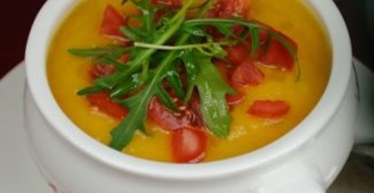 Крем-суп из тыквы с грушей и рукколой
