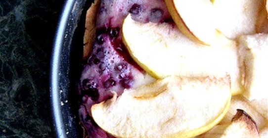 Брусничный пирог с яблоками