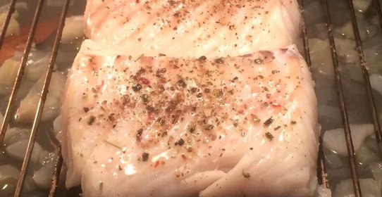 Треска со свекольной ботвой и кедровыми орехами