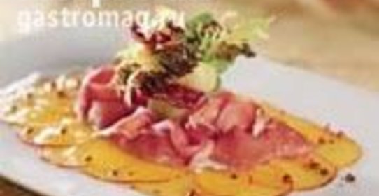 Карпаччо из персика с розовым перцем, пармской ветчиной и букетом из зелени