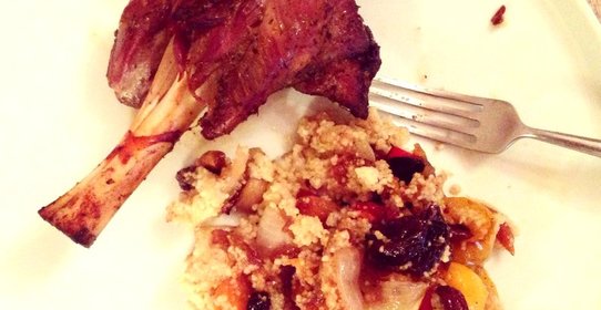 Баранья нога с запеченными овощами и кускусом