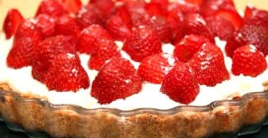 Миндальный пирог с клубникой