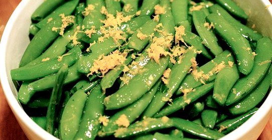 Зеленый горошек с апельсиновым соком и цедрой