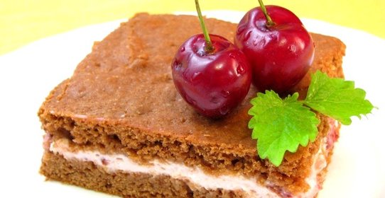 Шоколадное пирожное с творожно-вишневым кремом