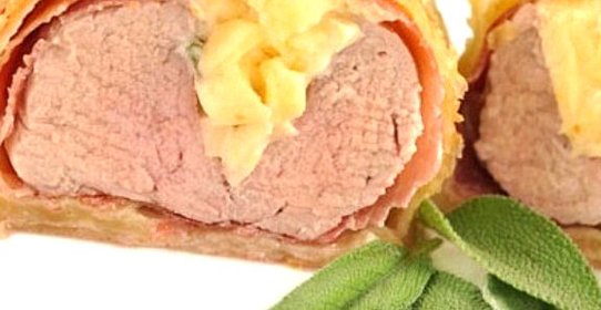 Свинина, запеченная в тесте, с соусом на основе сидра и бренди