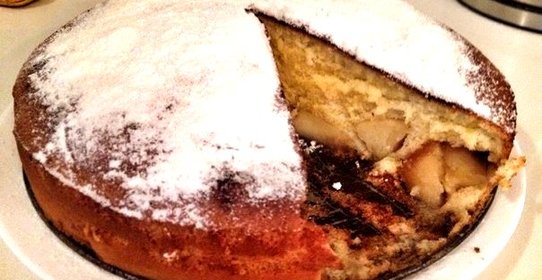 Шарлотка с яблоками в меде