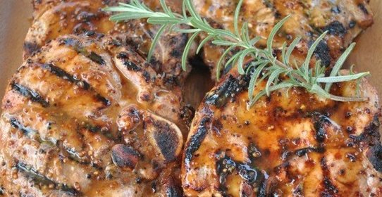 Свиные отбивные с розмарином