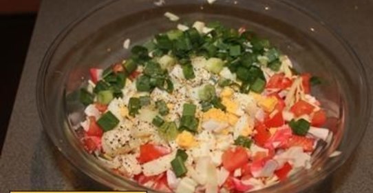 Салат с крабовым мясом и капустой и помидорами
