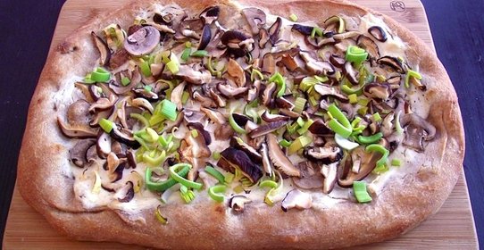 Пицца с лесными грибами
