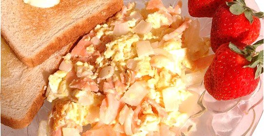 Яичница с копченым лососем и лимонным кремом