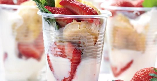 Бананы, печенные на углях, с ванильным мороженым и клубникой