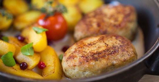 Котлеты из фазана с томленой айвой, молодым картофелем и моченой брусникой