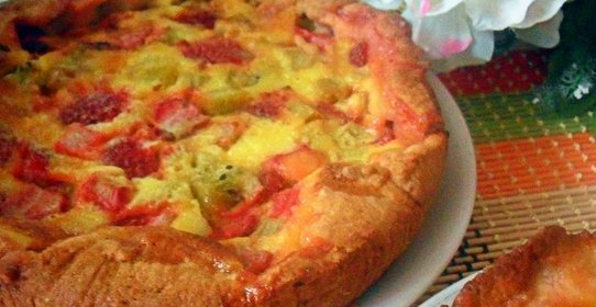 Заливной пирог с клубникой, ревенем и киви