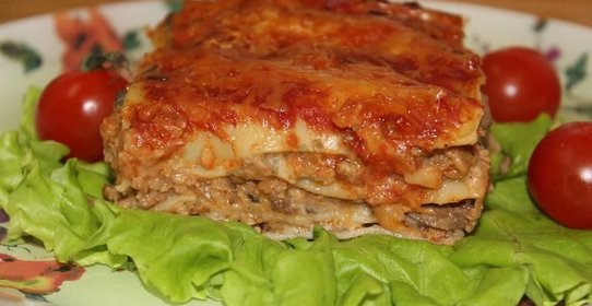 Мясная лазанья с грибным соусом