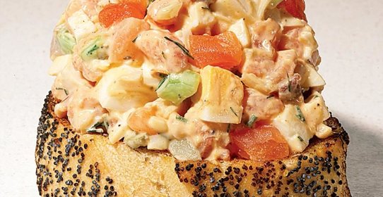 Яичный салат с копченым лососем и вяленными на солнце томатами