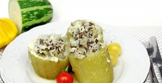 Кабачки, фаршированные мясом, в мультиварке