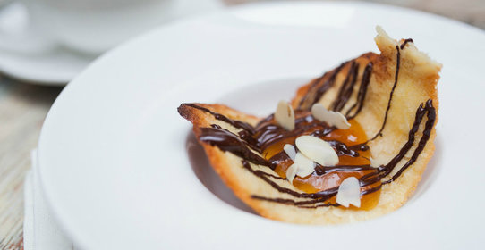 Миндальные корзинки с абрикосовым джемом и шоколадом