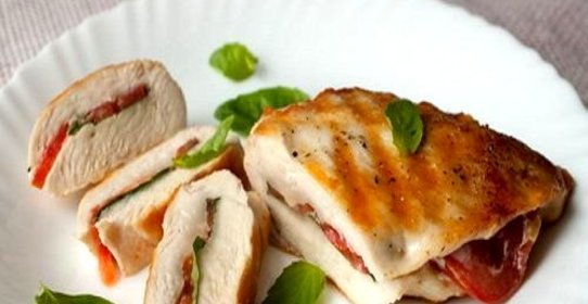 Куриные грудки с томатом и базиликом