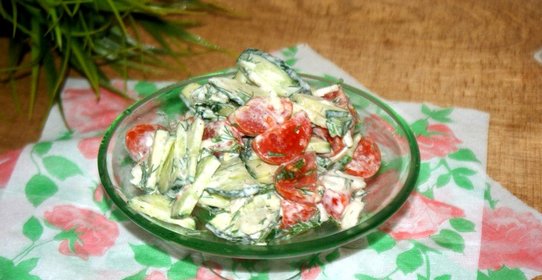 Салат с огурцами и помидорами черри