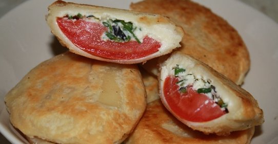 Лепешки с томатом, чесночным творогом и зеленью