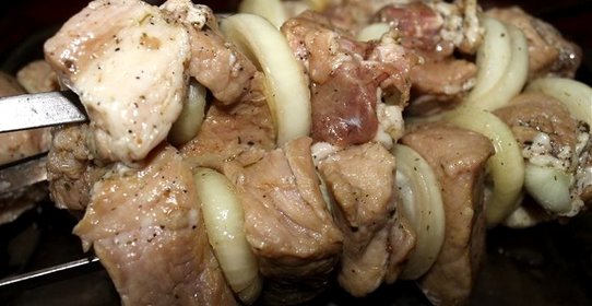 Шашлык из свинины, маринованный в водке с медом