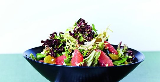 Салат с цитрусовыми и орехами