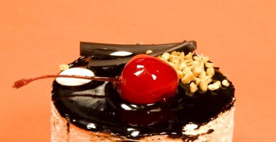 Шоколадно-вишневый десерт с вафлями ко Дню святого Валентина