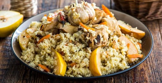 Плов с курицей и айвой