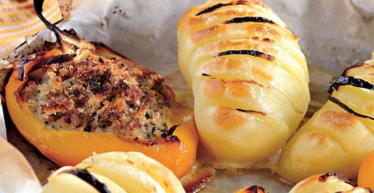 Картофель, фаршированный луком, с фаршированными тунцом перцами