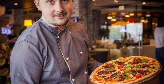 Паста с кремом из шпината, куриными фрикадельками и кедровыми орешками