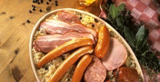 Шукрут (тушеная квашеная капуста с копченостями)