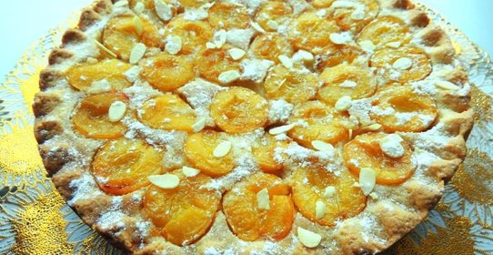 Тарт со сливами и миндалем