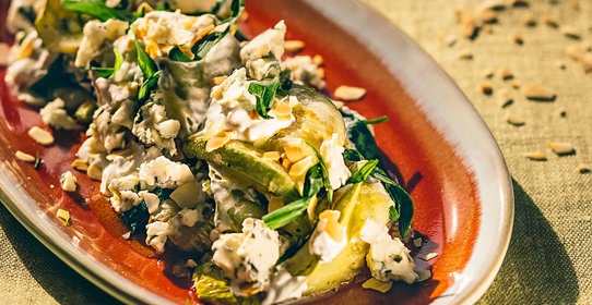 Салат из кабачков с сыром и миндалем