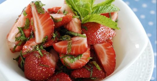 Клубника с фисташками