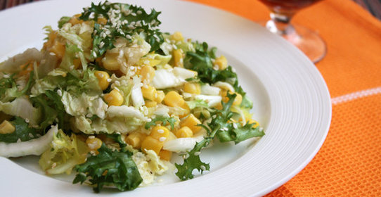 Салат с кукурузой и кунжутом