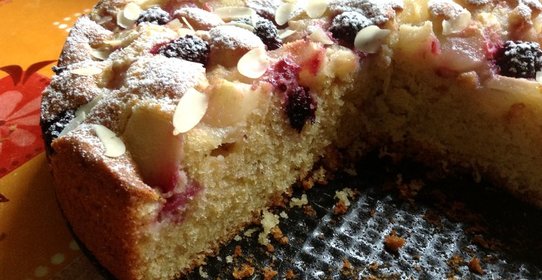 Пирог с грушей и ежевикой