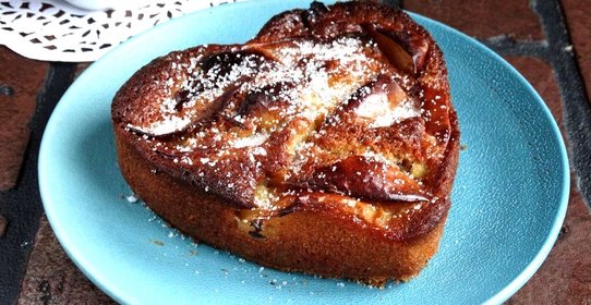 Яблочная шарлотка на кефире