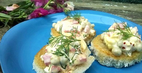 Яичный салат на гренке