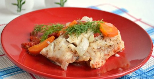 Филе хека с овощами на пару