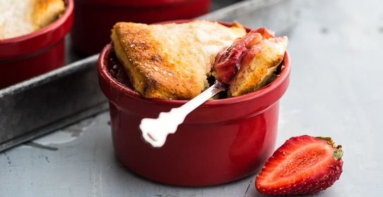 Десерт из клубники и ревеня под шапочкой нежного теста