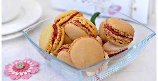 Рисовые макаруны с клубничным кремом