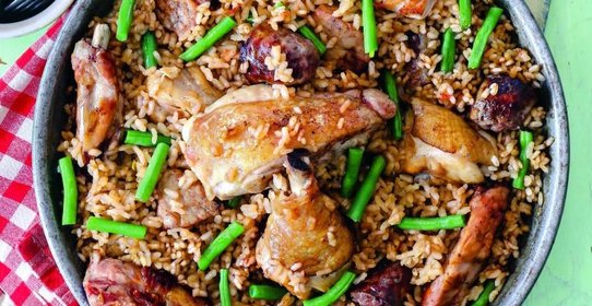 Паэлья на углях с колбасками и тремя видами мяса