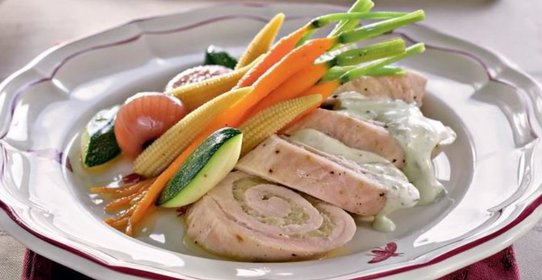 Рулетики из индейки с карамелизованными овощами