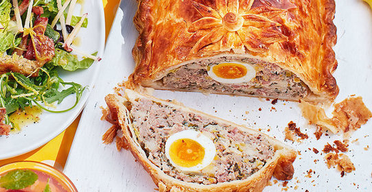 Пирог со свиными колбасками и яйцом