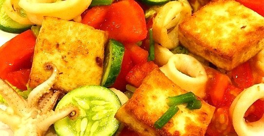 Теплый салат с кальмарами и тофу
