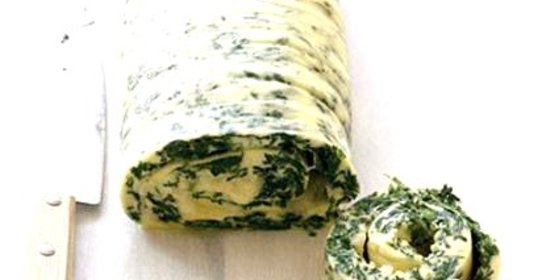 Рулет из омлета со шпинатом и сыром