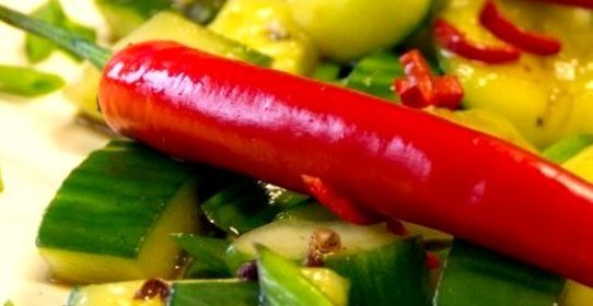 Огуречный салат с красным чилийским перцем