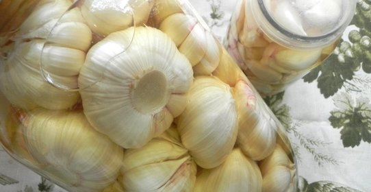 Маринованный чеснок головками