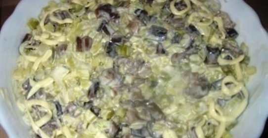 Салат с опятами маринованными и маринованными огурцами